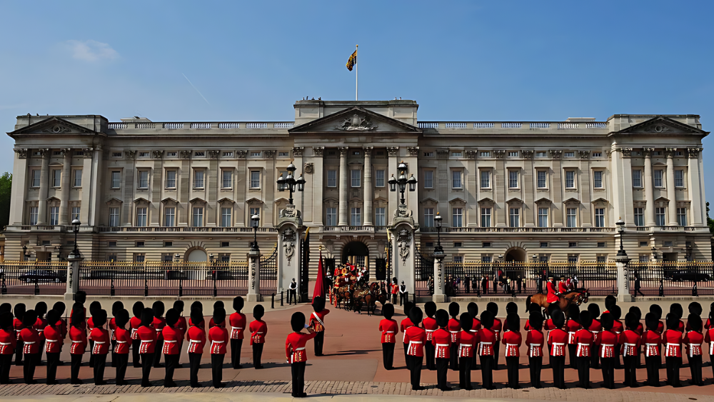 Explore Buckingham Palace: discover its rich history, must-see attractions, ideal routes, the best time to visit, ticket prices, the nearest airport, and nearby locations. A comprehensive guide to planning your royal adventure in London!