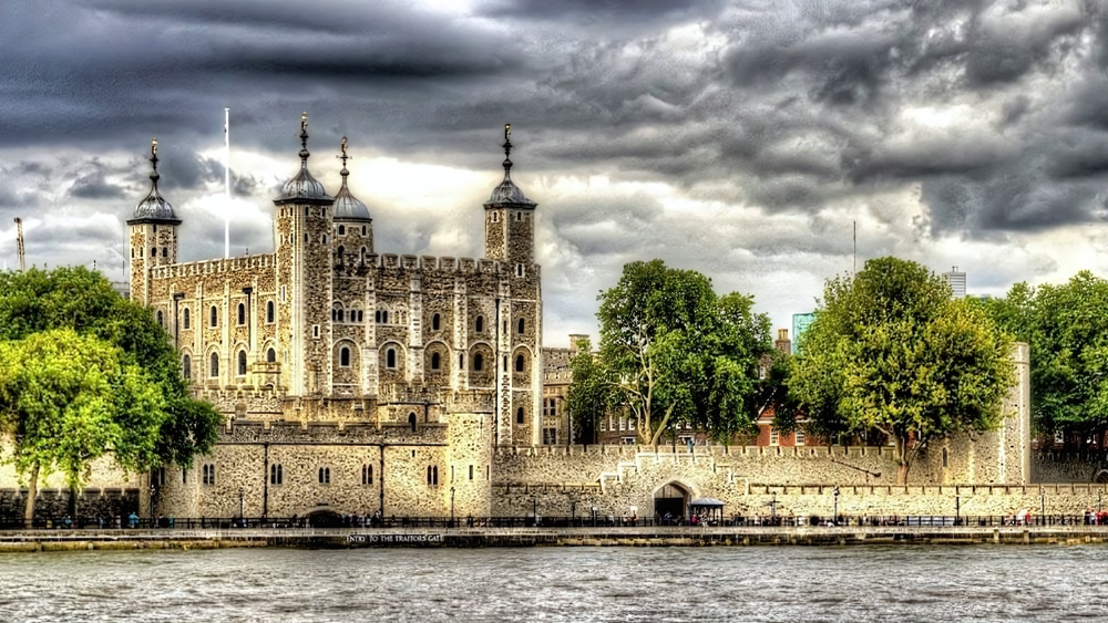 Discover the Tower of London’s rich history and stories, best route, ticket price, best time to visit, opening timings, things to watch, nearest airport, and nearby locations. Plan your visit to one of London's most iconic landmarks!