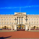 Explore Buckingham Palace: discover its rich history, must-see attractions, ideal routes, the best time to visit, ticket prices, the nearest airport, and nearby locations. A comprehensive guide to planning your royal adventure in London!