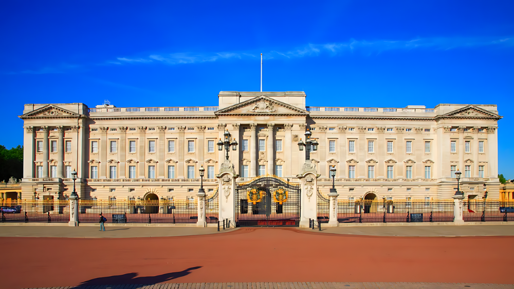 Explore Buckingham Palace: discover its rich history, must-see attractions, ideal routes, the best time to visit, ticket prices, the nearest airport, and nearby locations. A comprehensive guide to planning your royal adventure in London!