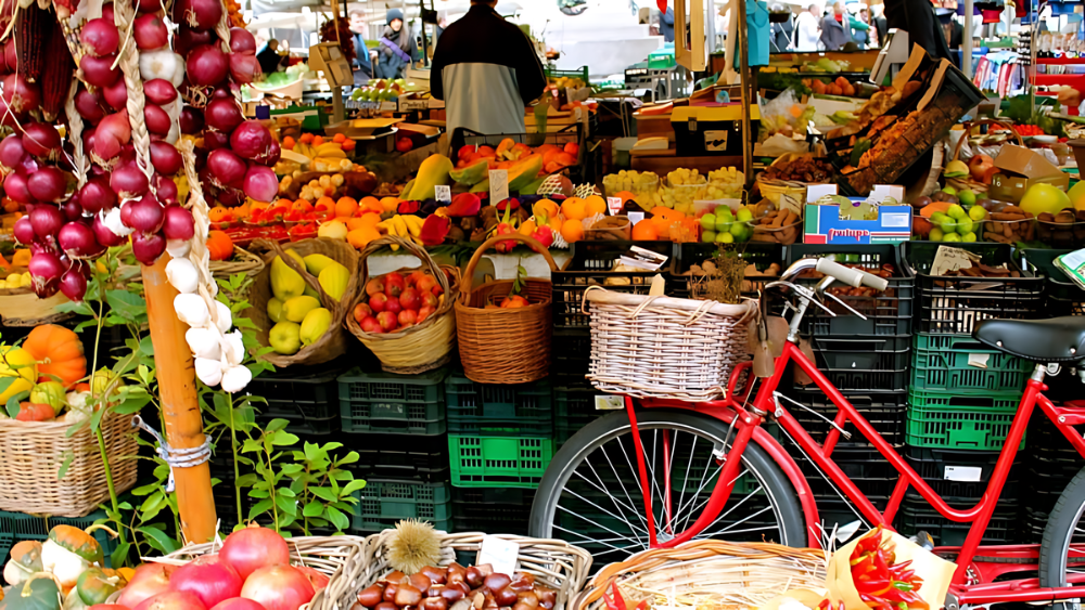 Explore Borough Market in London, a foodie paradise! Discover its location, famous dishes, restaurant options, opening and closing times, and prices. Your complete guide to indulging in London’s most iconic market!"