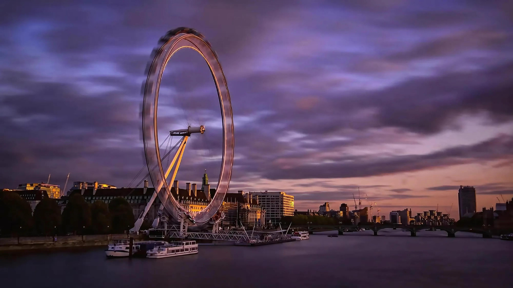 Experience London from the sky on the London Eye! Enjoy stunning views, history, and nearby attractions. Tips on tickets, timings, and best times to visit.