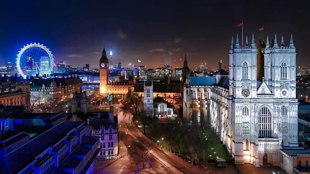 The Monument in London commemorates the Great Fire of 1666. Climb its 311 steps for stunning city views, explore historical exhibits, and enjoy nearby attractions.