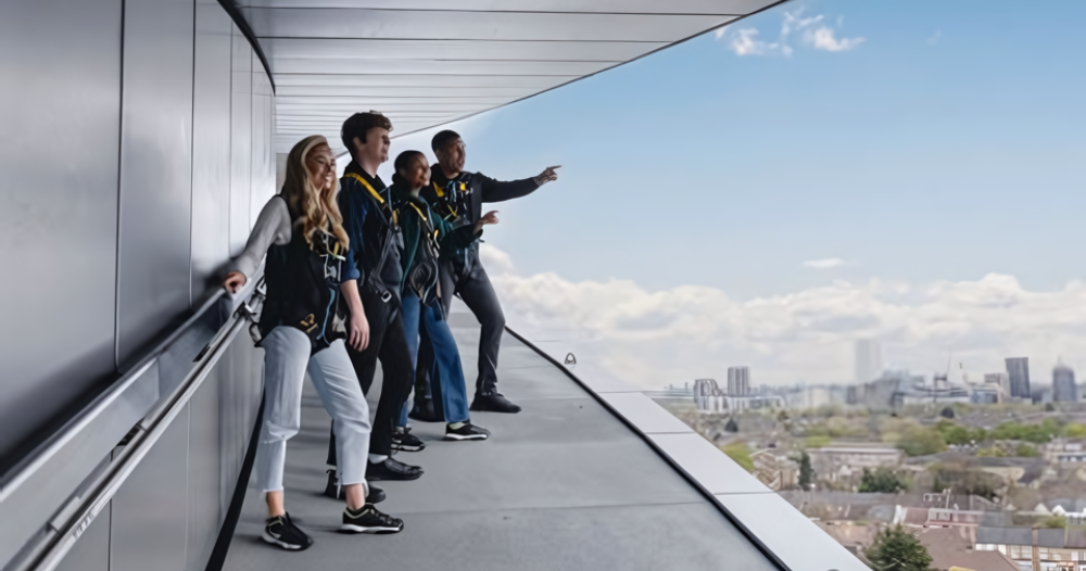 Discover the ultimate adrenaline rush with the Dareskywalk London! Learn everything you need to know about this daring adventure, from how to book your experience to what to expect on your walk.